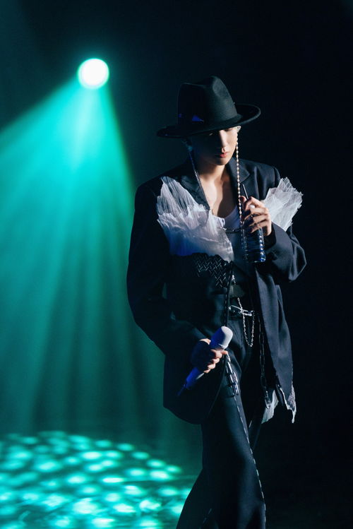 王源2024最新圖片揭秘，小巷中的隱藏寶藏，令人驚艷！