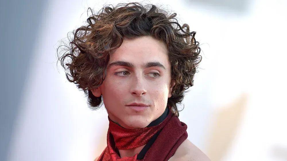 『2024流行趨勢，長發(fā)燙發(fā)之美，展現(xiàn)自信與成就的力量』