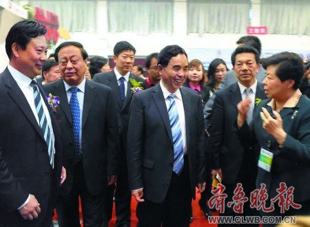 曲阜貼吧科技新品亮相,體驗(yàn)未來生活新篇章