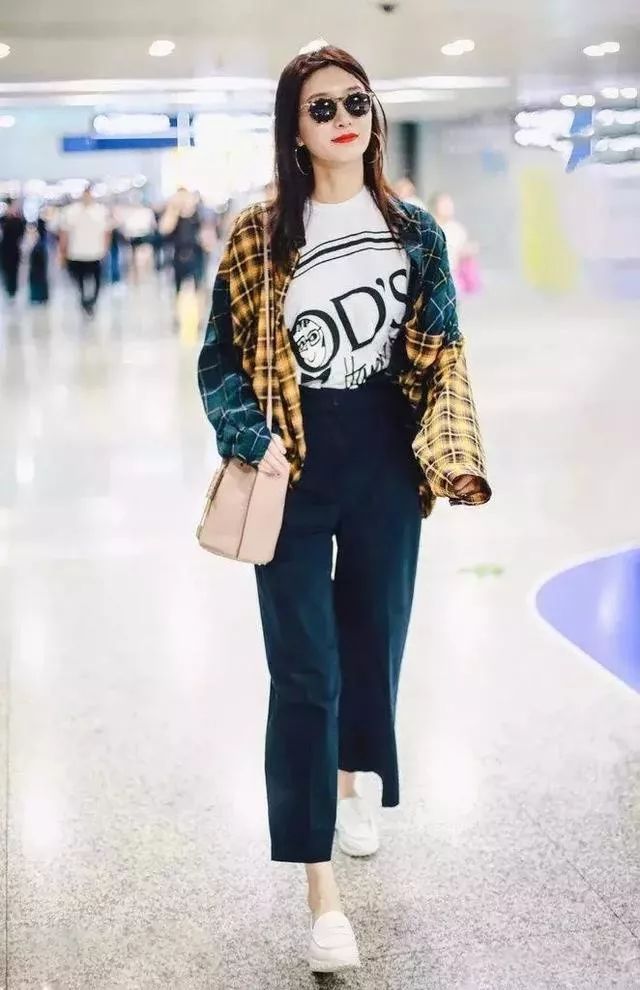 江疏影最新機場照，展現自信與成就感的力量瞬間風采展現