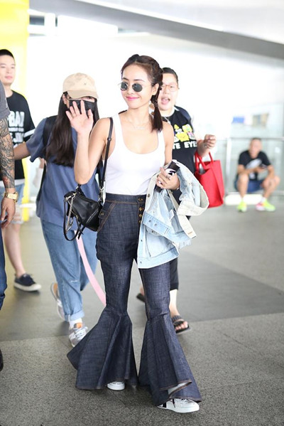 明星喇叭褲最新街拍,科技潮流的極致風尚展示