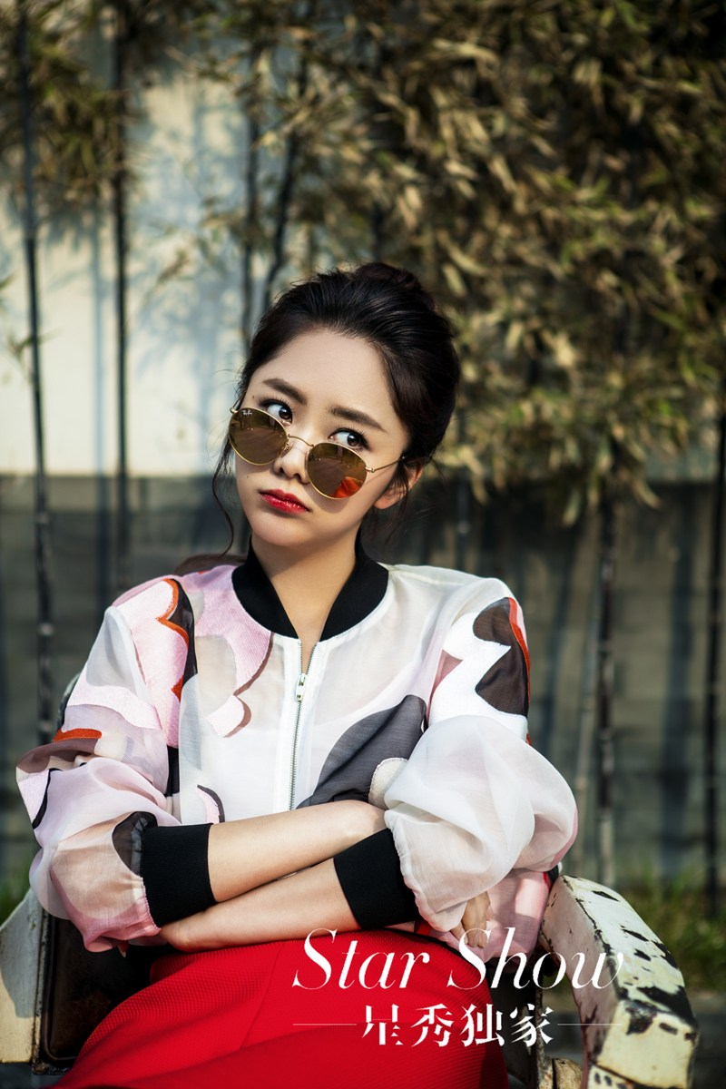 譚松韻時尚寫真,潮流前沿的靈動魅力展現