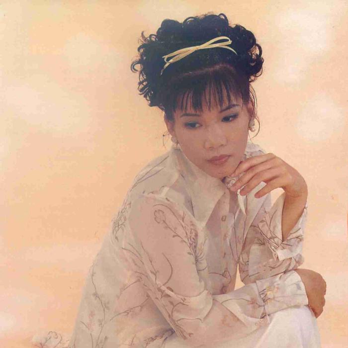 韓寶儀最新照片曝光，52歲風采依舊，小巷深處的特色小店探秘之旅