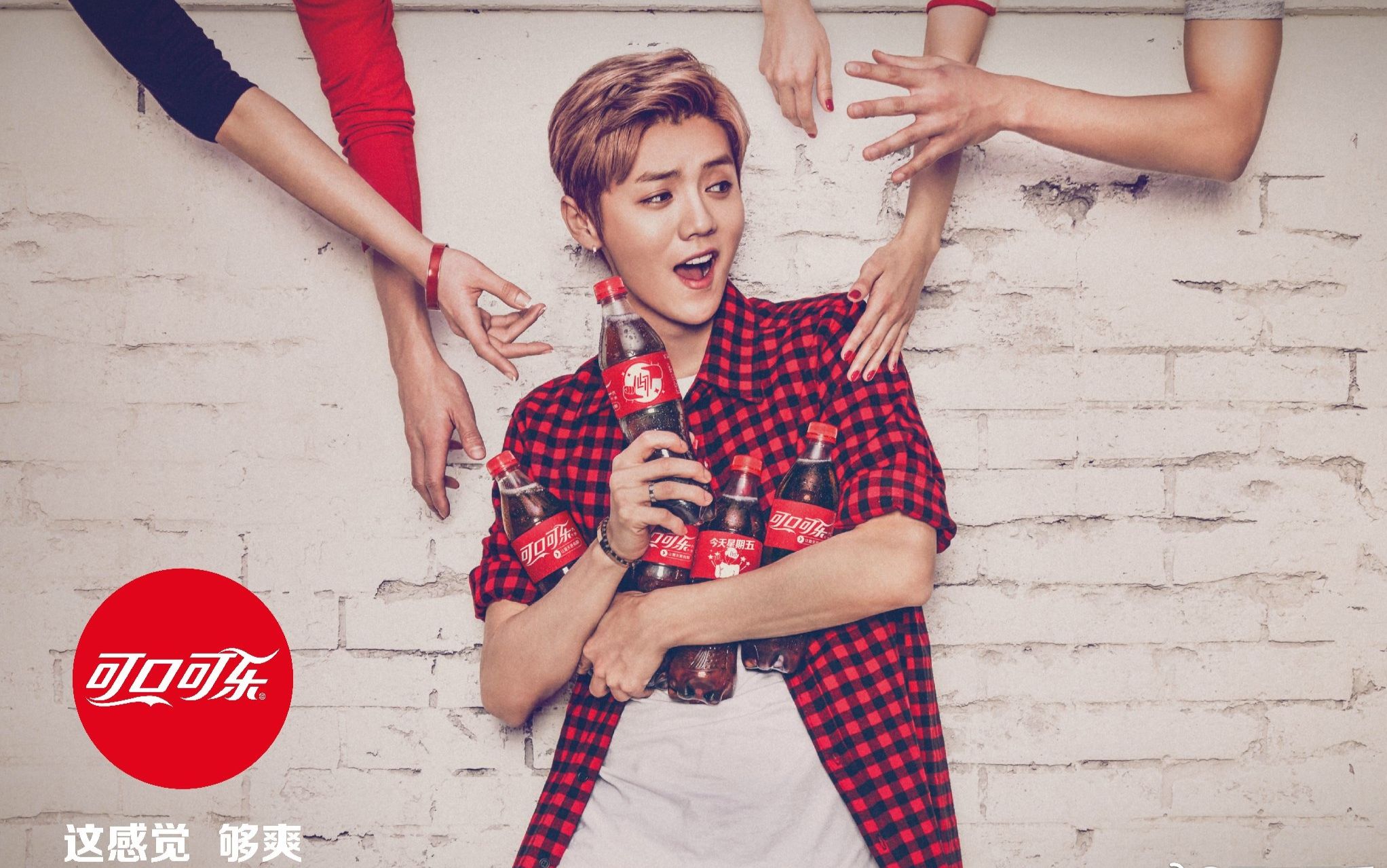 揭秘最新可口可樂廣告男主,小巷中的獨特風味故事