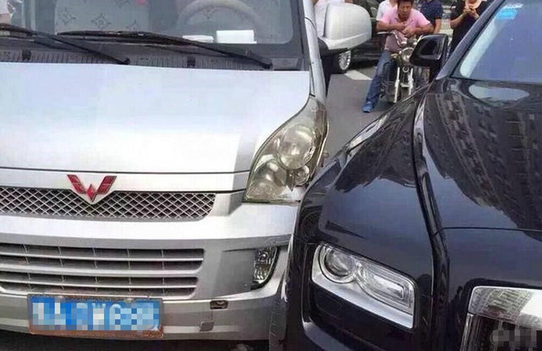 最新三菱面包樓泥頭車(chē)，探索小巷中的驚喜之旅