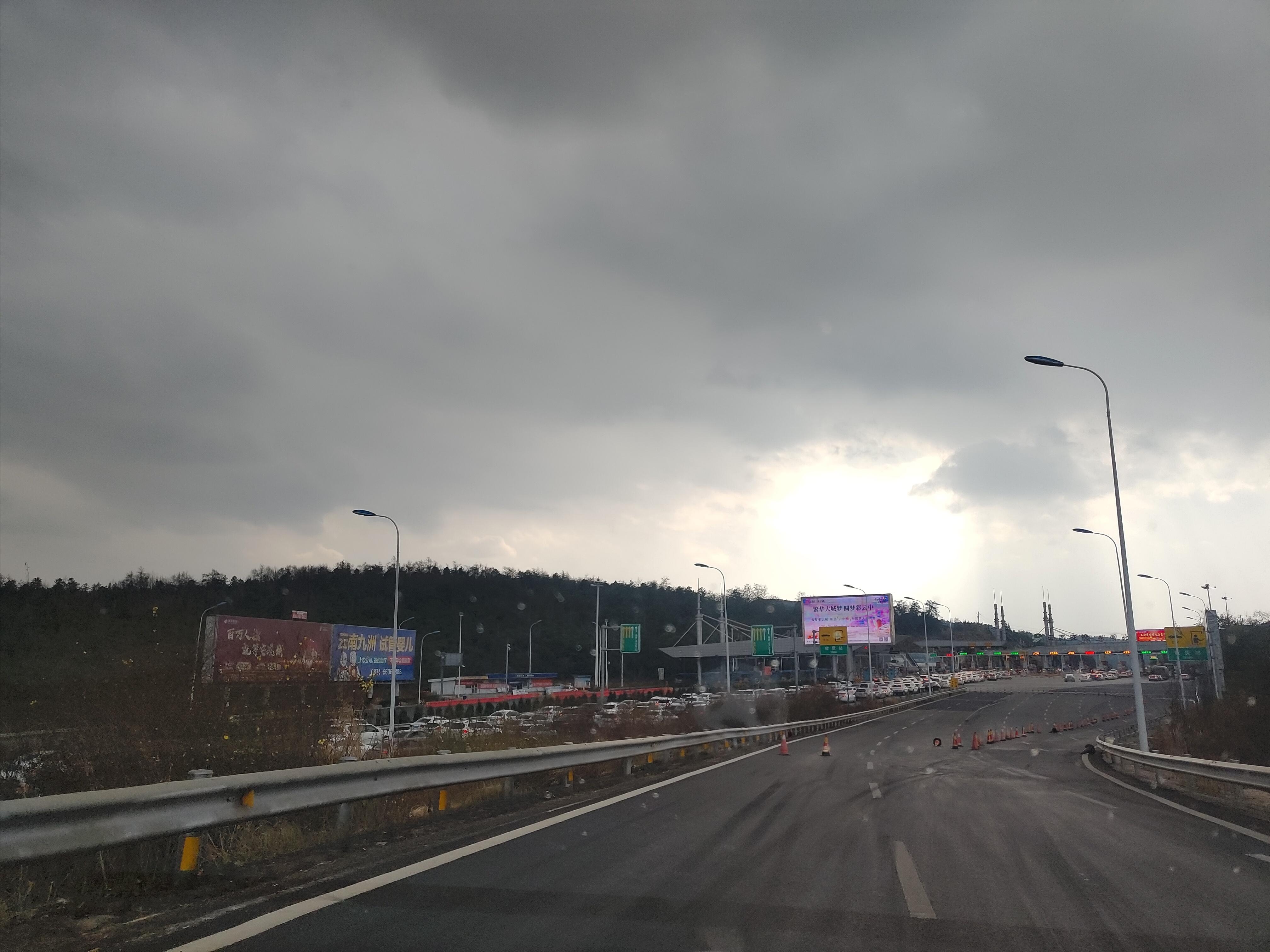 昆明西收費(fèi)站最新動(dòng)態(tài)，日常運(yùn)營(yíng)與溫情故事揭秘