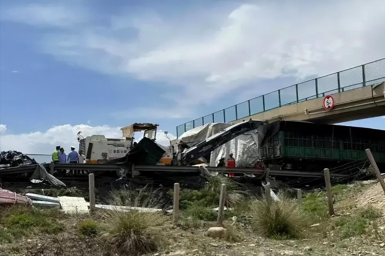 最新車禍現(xiàn)場(chǎng)慘狀引發(fā)公眾關(guān)注和媒體報(bào)道爭(zhēng)議