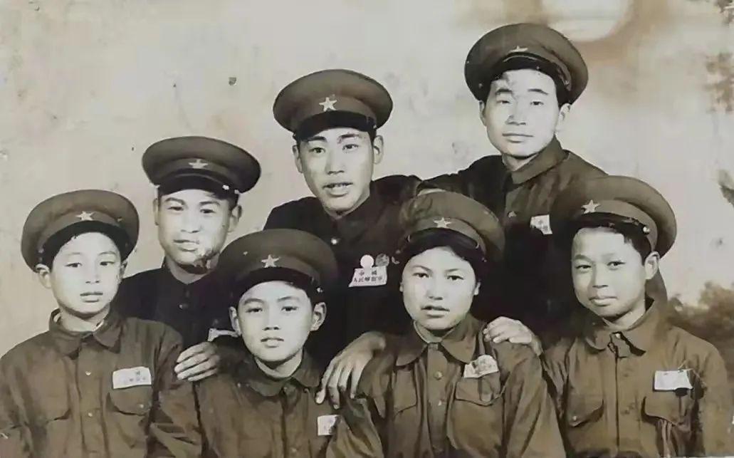 部隊入黨申請書最新的,部隊入黨申請書與小巷中的獨特小店