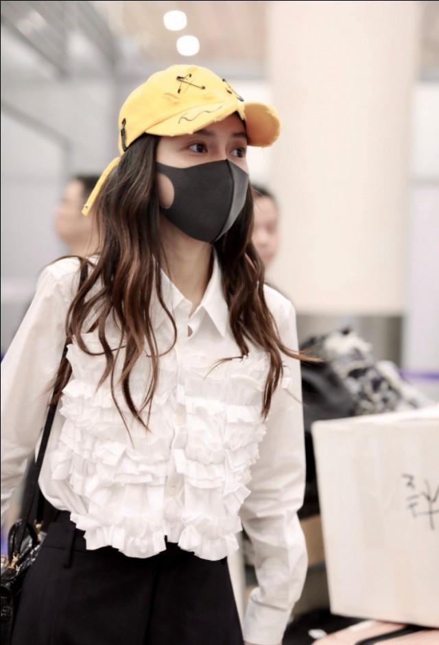 楊穎最新機場照亮相，時尚穿搭步驟指南