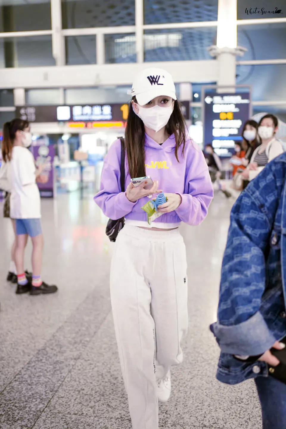 楊穎最新機場照亮相,時尚穿搭步驟指南