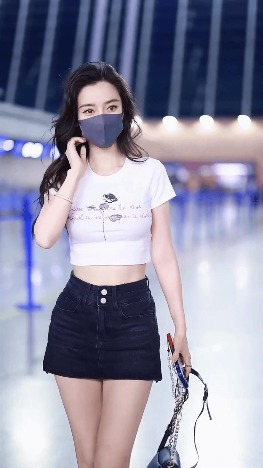 楊穎最新機場照亮相,時尚穿搭步驟指南