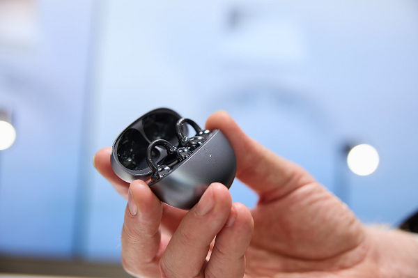 華為最新穿戴科技，小巷中的時(shí)尚秘境探索