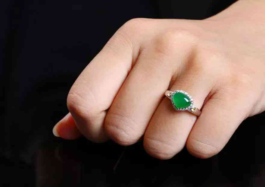 翡翠鑲嵌戒指最新款，小巷中的隱秘時尚寶藏