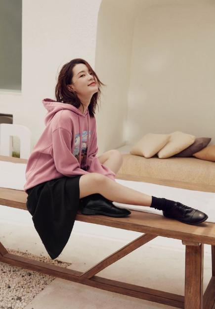 趙露思機場最新今日動態，時尚亮相，魅力無限！??