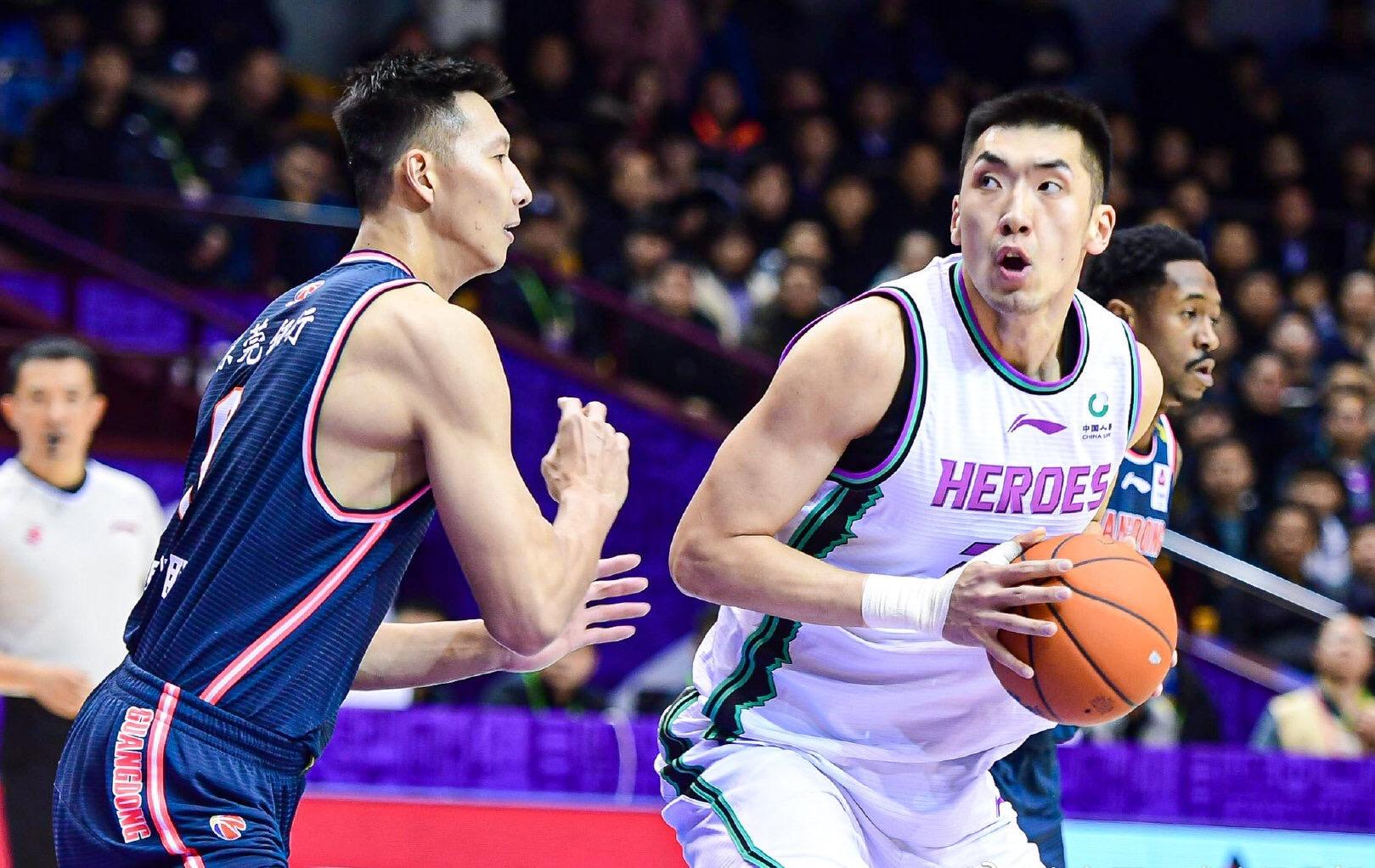 易建聯(lián)展現(xiàn)籃球巨星的力量與技巧,最新隔扣驚艷瞬間