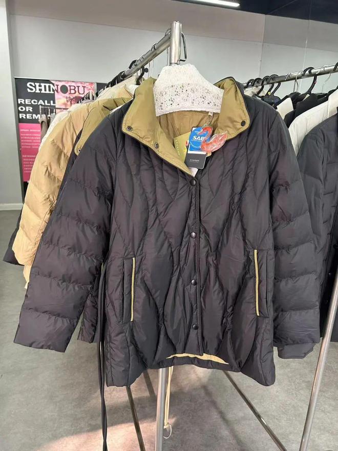 鵝絨服最新款式,冬日溫暖之選