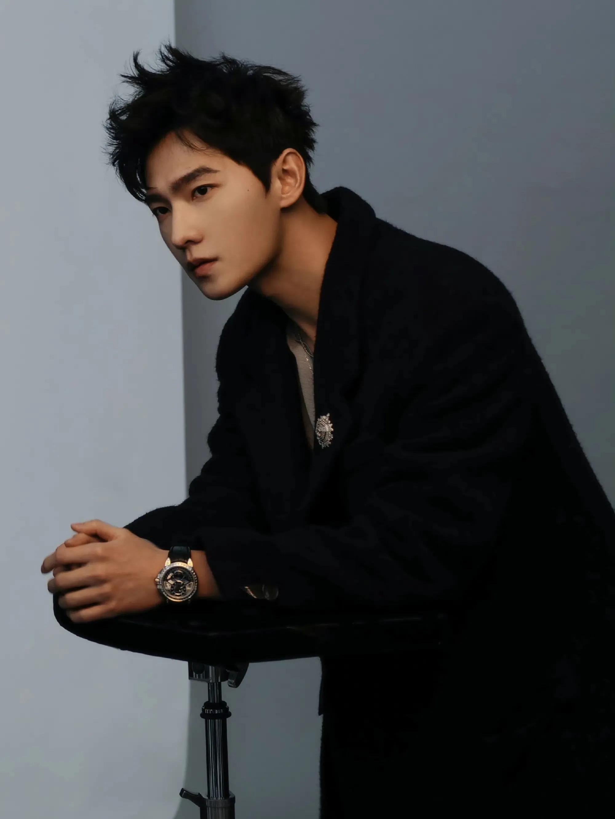 王一博最新雜志揭秘,小巷中的璀璨明珠