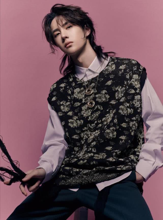 王一博最新雜志揭秘,小巷中的璀璨明珠