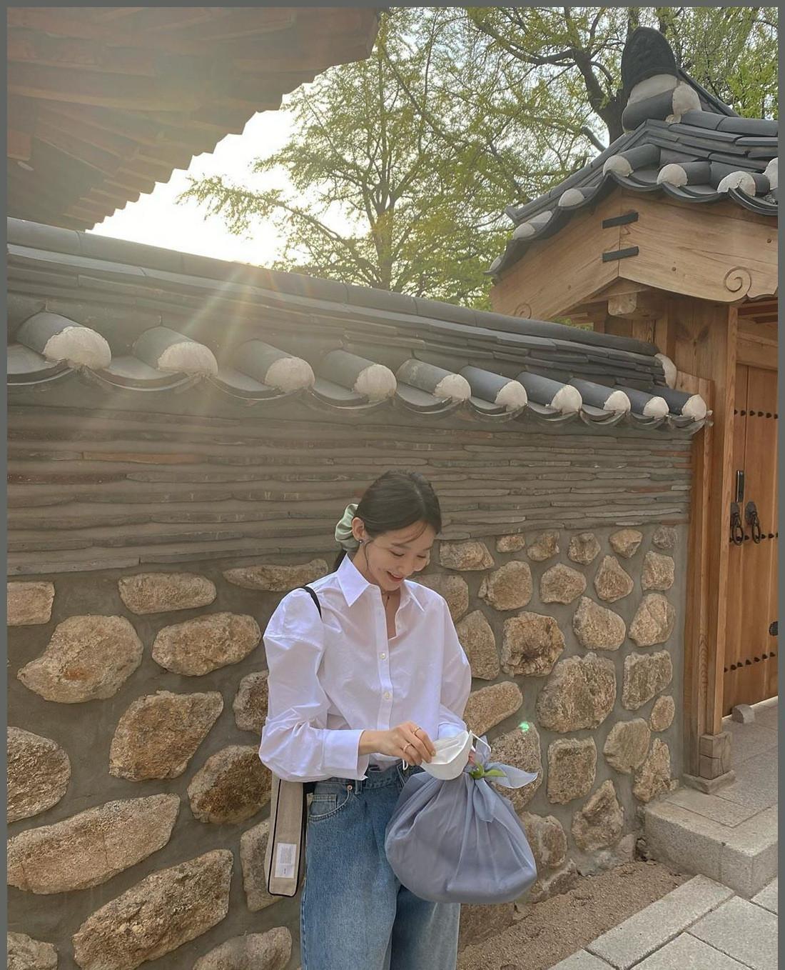 姜敏京最新穿搭,時(shí)尚、友情交織的溫馨風(fēng)采