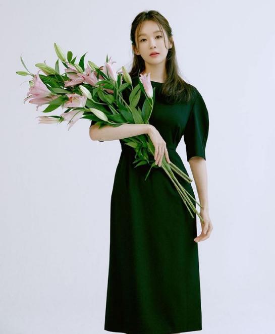 姜敏京最新穿搭,時尚、友情交織的溫馨風采