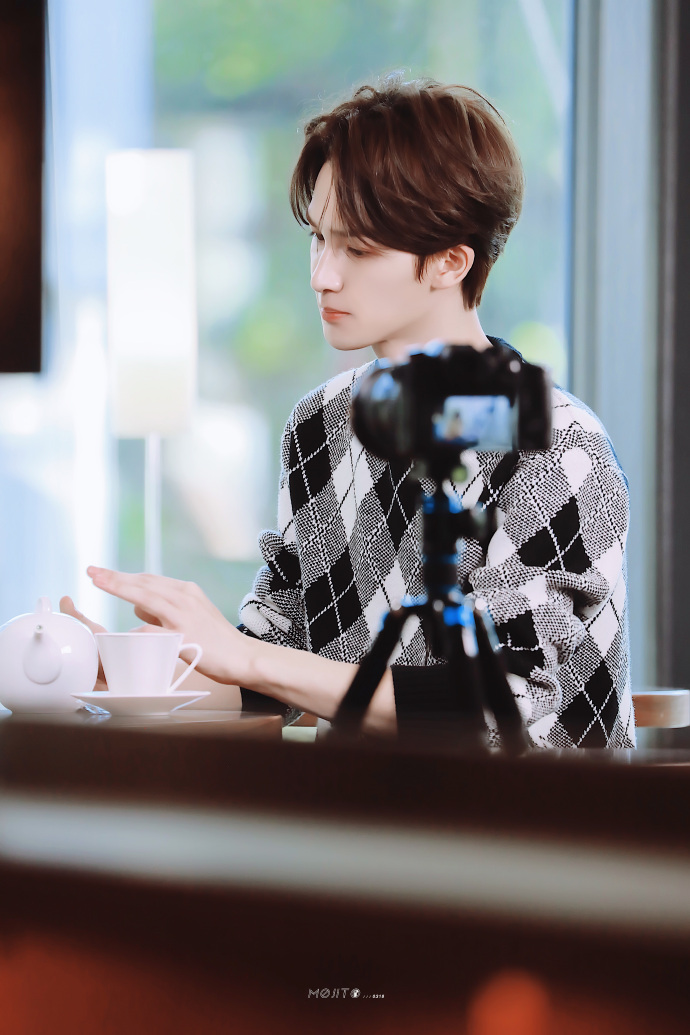 朱正廷最新路透,小巷深處的隱藏魅力之星