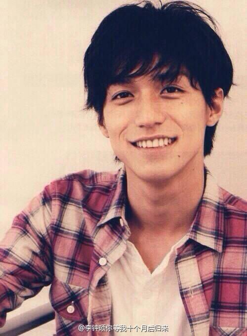 日系男明星的私密心靈之旅，與自然美景的交融與內心寧靜的追尋