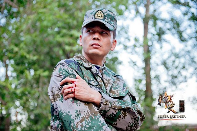 神犬奇兵演員陣容全揭秘,小巷中的星光寶藏探尋者