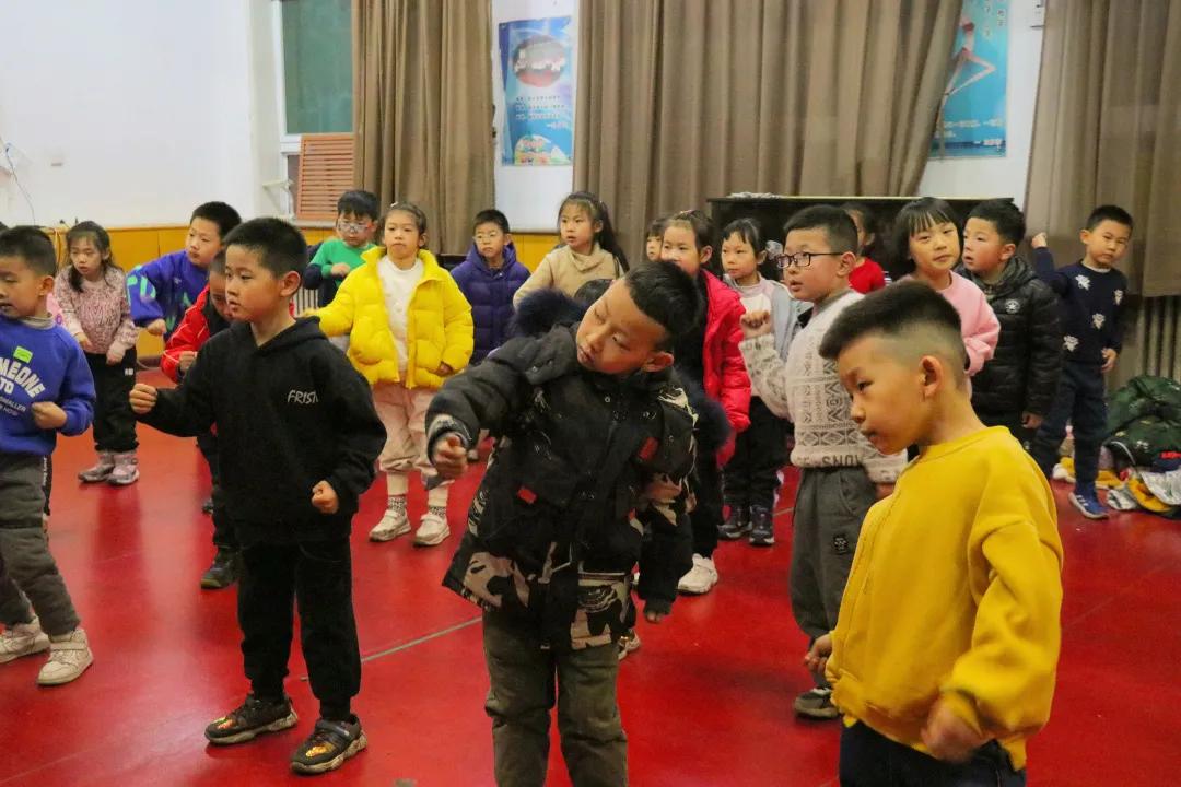 跳繩比賽的歡樂與友情紐帶,躍動的激情與團結的力量