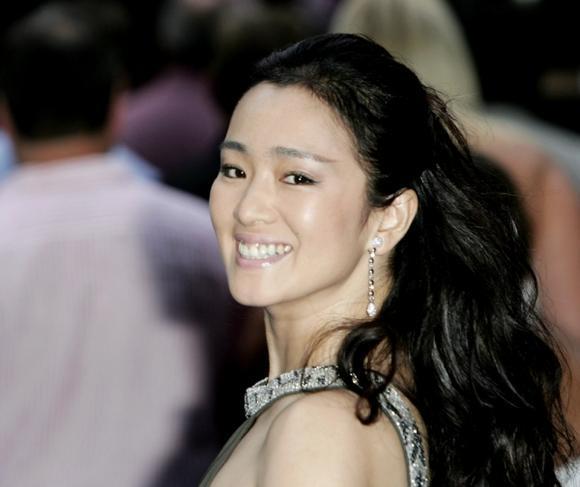 聚焦明星陰影，窺探那些不為人知的丑事