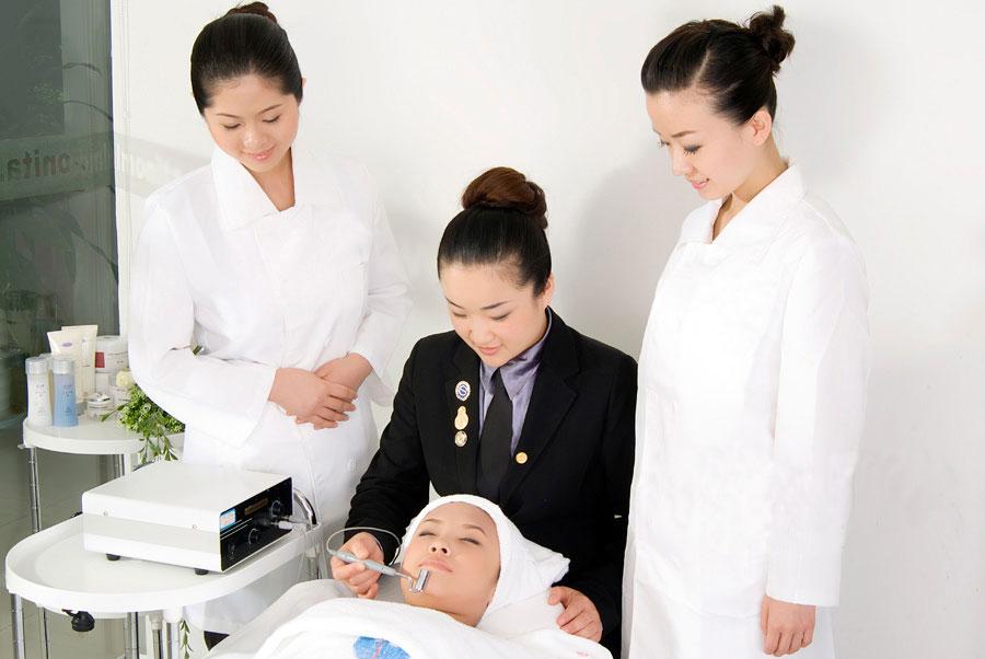 美容行業(yè)大賽激戰(zhàn)正酣,誰將成為未來的美妝大師?