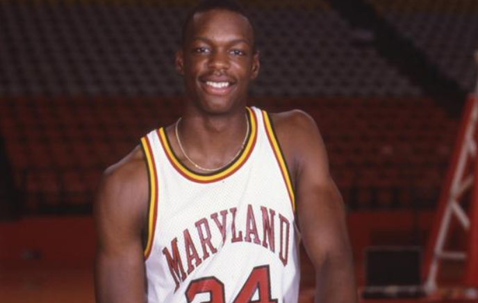 喬丹與拜亞斯,小巷深處的籃球傳奇對決視頻回顧