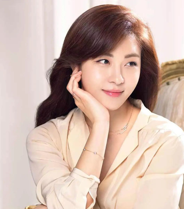 韓國中年女演員,小巷中的隱秘魅力