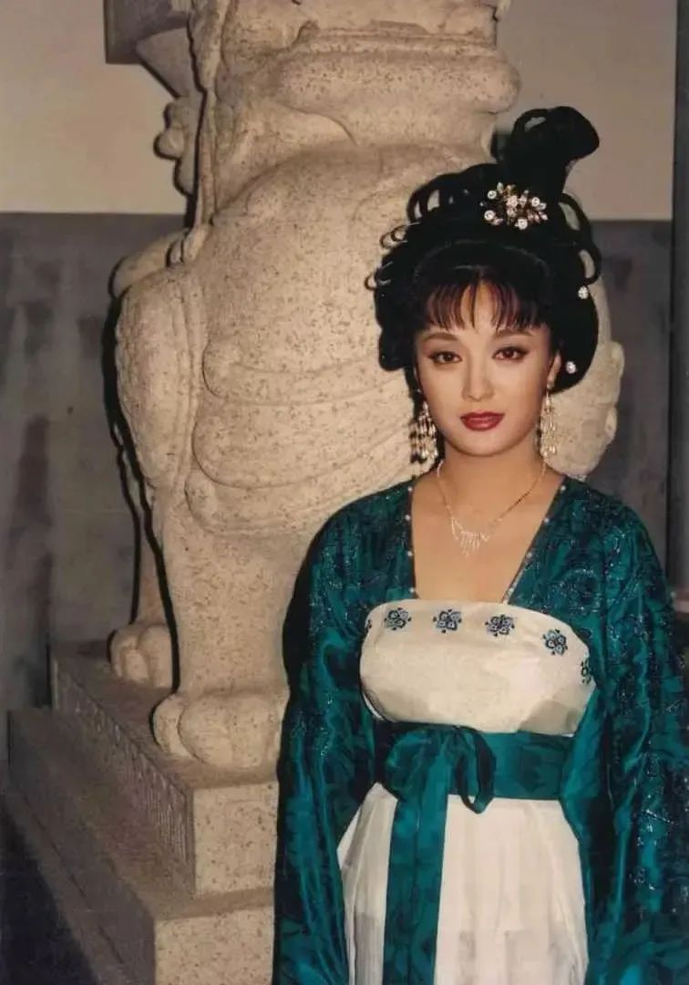 女演員任頤，星光璀璨，演技卓越閃耀熒屏