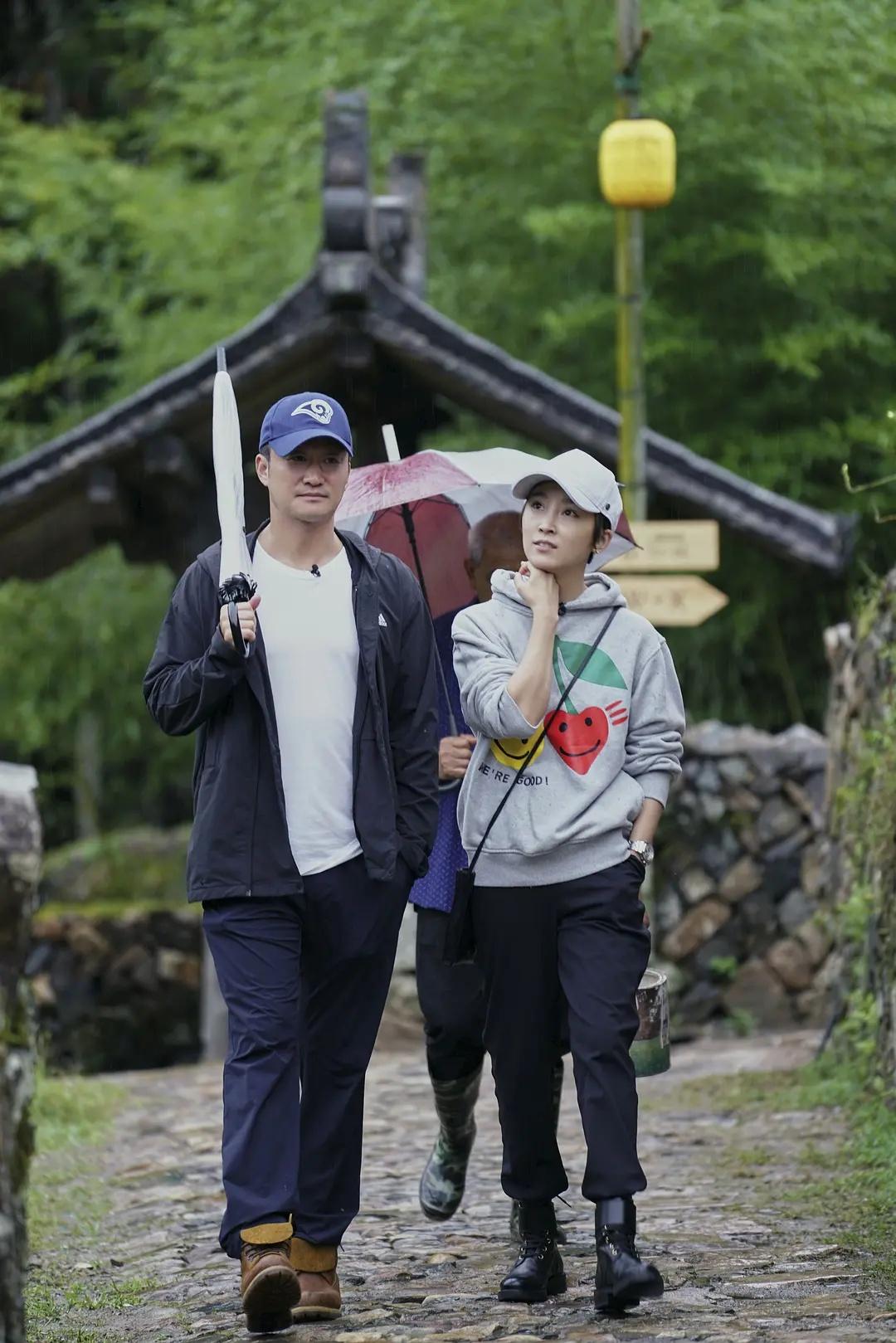 吳京謝楠心靈之旅啟程，最新動態與擁抱自然美景的旅程