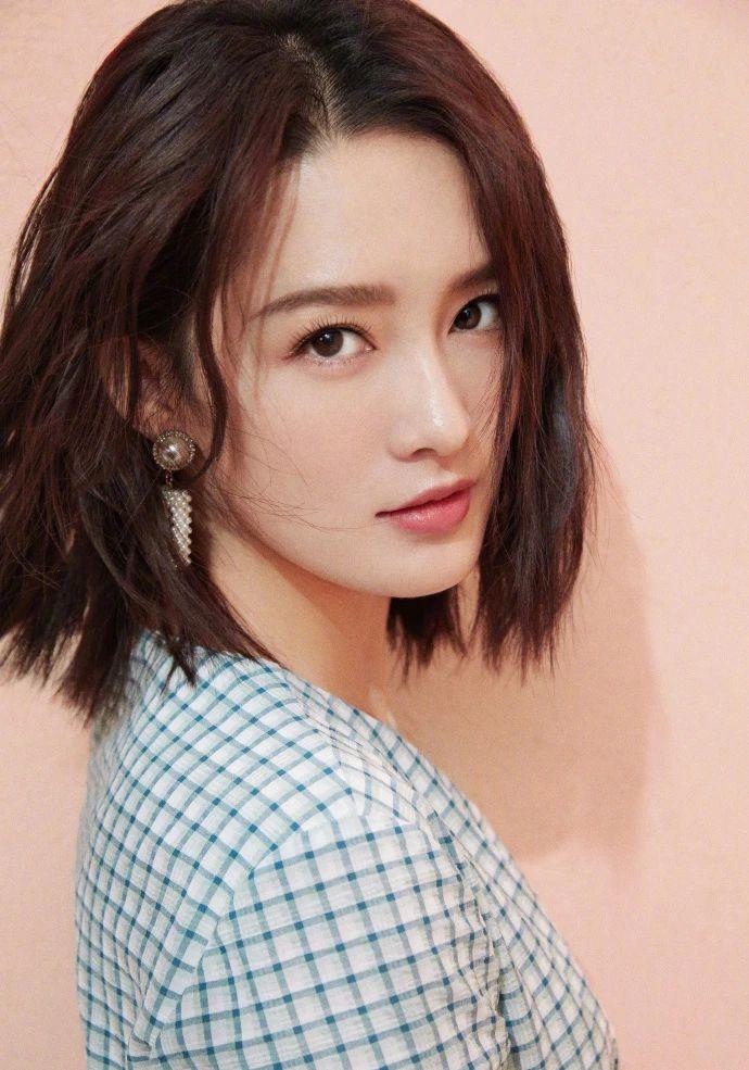 女生最新短發發型，時尚潮流與個人立場的探索與探討