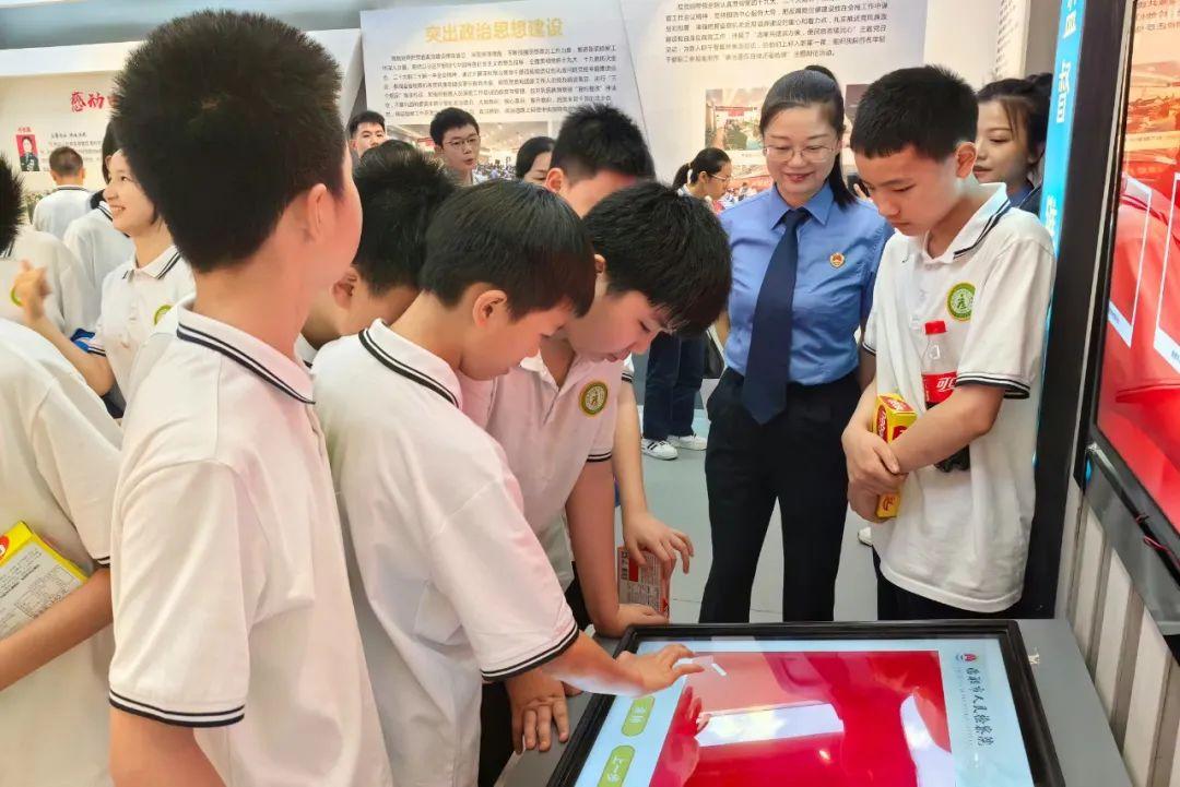 新聞周刊聚焦時代脈搏,記錄歷史變遷最新一期報道出爐!