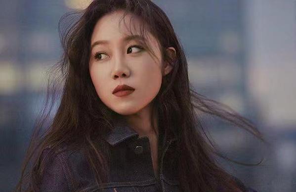 孔孝真最新圖片,展現時尚潮流與個人魅力的瞬間風采