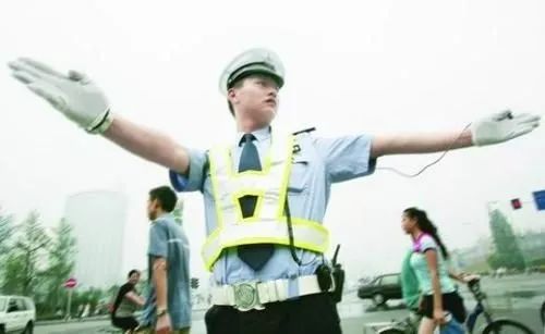 最新交警手勢順口溜解讀,輕松科普,輕松記憶