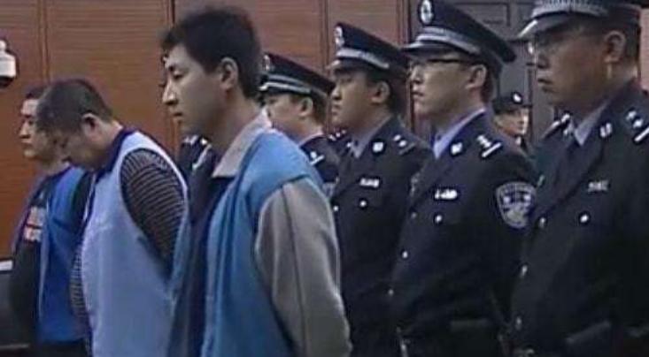 交警打人視頻錄像引發(fā)公眾監(jiān)督與理性探討的熱點(diǎn)關(guān)注