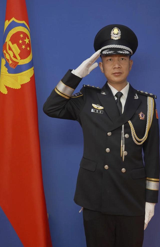 警禮服最新潮流，科技與傳統交融展現未來風采