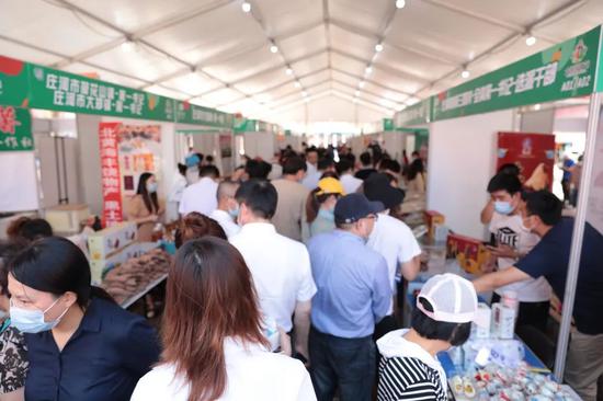 最新擺攤貨,小商品背后的友情溫馨故事