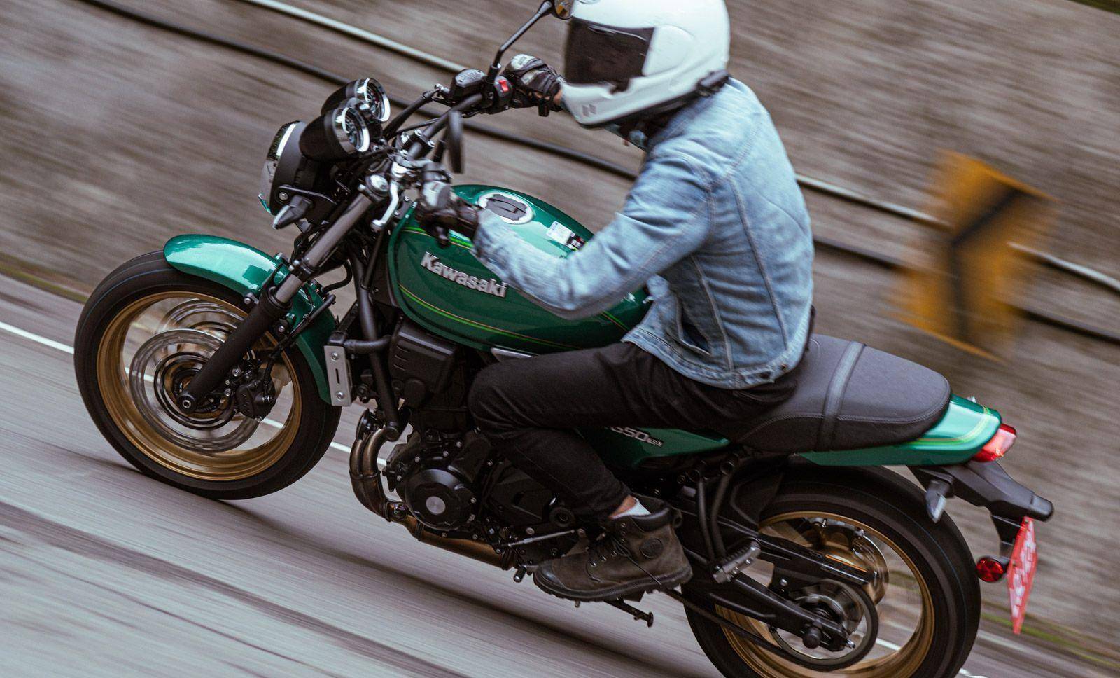 川崎最新款復古車型,自然美景的探險之旅