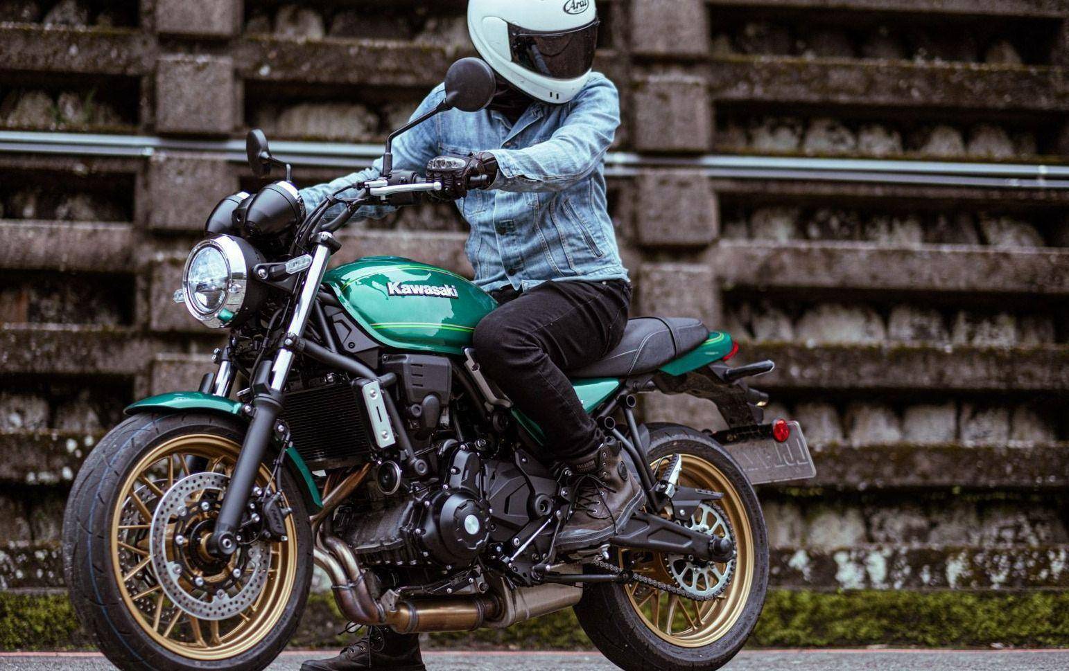 川崎最新款復(fù)古車型,自然美景的探險之旅