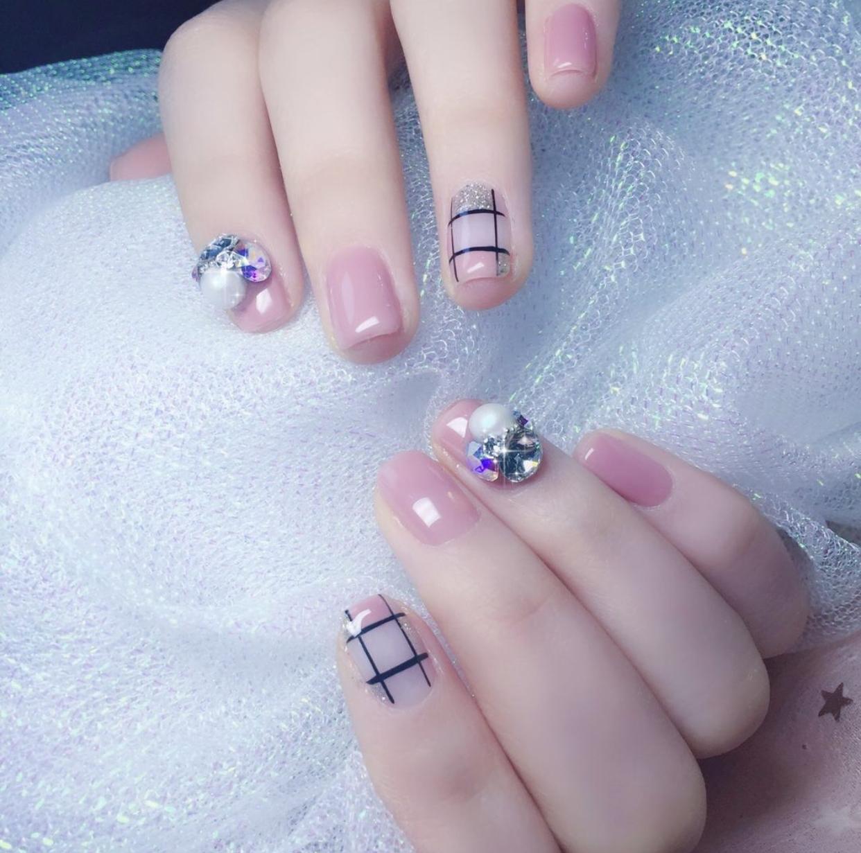 小莉的閃亮日常，最新款美甲鉆石與友情紐帶的美妙之旅