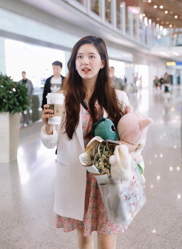 趙露思機場最新動態(tài),偶遇特色小店,今日驚喜連連