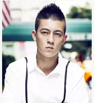 最新發型圖男，小巷深處的時尚風采