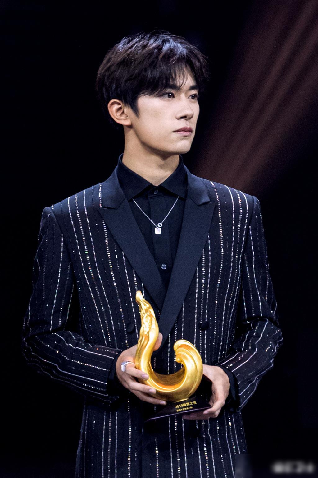 易烊千璽榮獲最新獎項,時代印記下的榮耀之光