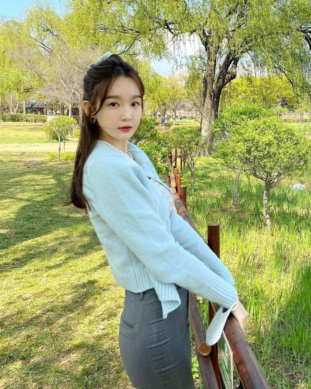 姜敏京最新穿搭風格,時尚引領者的個性風采展現?