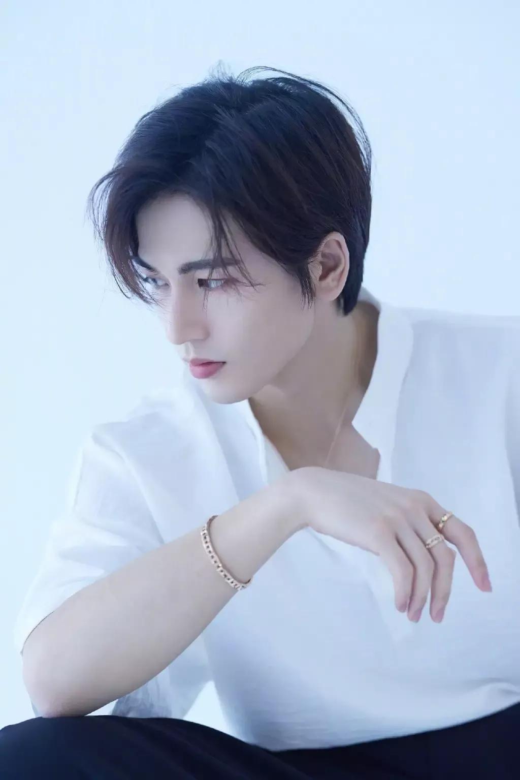 張凌赫最新潮流穿搭,引領時尚潮流新風尚