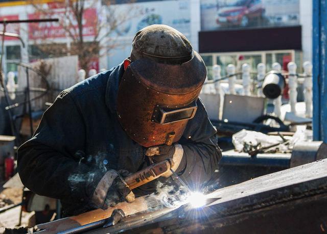 揭秘電焊工最新工資,小巷中的寶藏小店